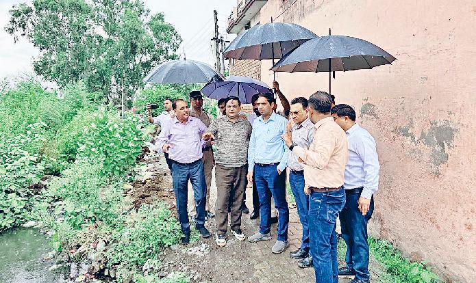 बरसाती सीजन में जलभराव से निपटने की कसरत