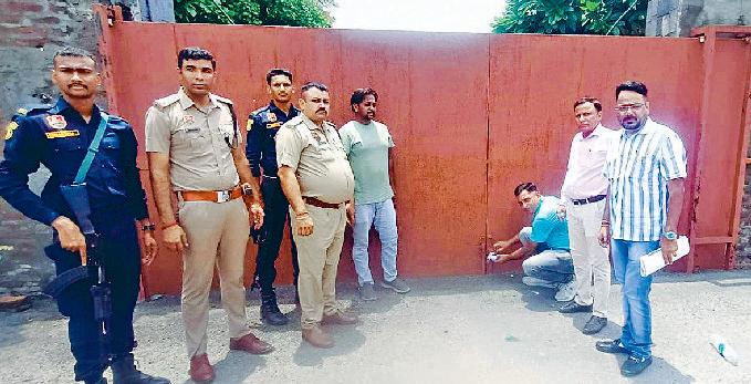 रिहायशी क्षेत्र में था स्कूल का गेट अदालत के आदेश पर किया सील