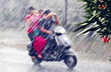 दूसरे दिन भी जिले में रुक रुककर हुई बारिश ने मौसम में घोली ठंडक