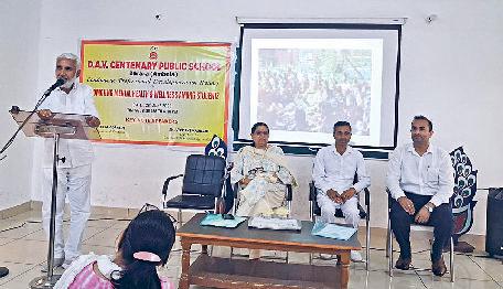 मानसिक विकास के लिए योग करें छात्र
