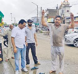 फर्नीचर शोरूम में नाले का पानी घुसा, निकासी न होने पर दुकानदार ने आत्मदाह की कोशिश की