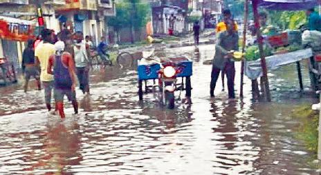 मंगलवार को चौथे दिन भी जमकर बरसे बदरा, यमुना में घटता-बढ़ता रहा पानी