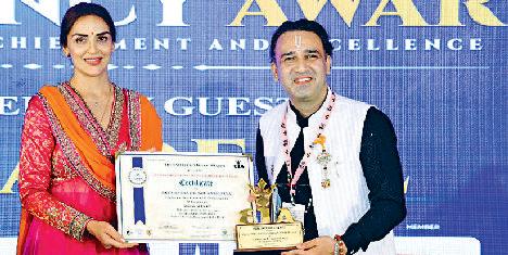 डॉ. सौरभ एक्सीलेंसी आइकॉनिक अवार्ड से सम्मानित
