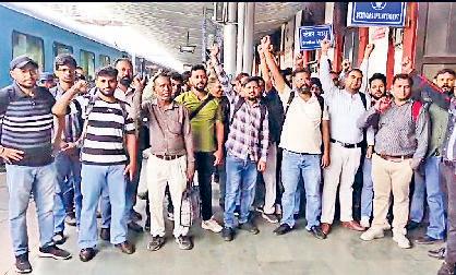 ट्रेन तीन घंटे लेट होने पर भड़के यात्री, की नारेबाजी