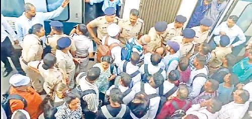 तीन घंटे ट्रेन लेट होने से गुस्साए यात्री, रेलवे के खिलाफ यात्रियों ने की नारेबाजी वंदे भारत रोककर जबरन घुसने का प्रयास, रोकने पर ट्रैक किया जाम
