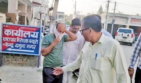 तीन हजार की रिश्वत लेता पटवारी गिरफ्तार