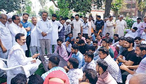 आमजन की समस्याओं का प्राथमिकता के आधार पर समाधान करें अधिकारीः हरविन्द्र