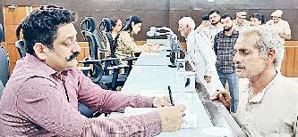 जनसेवा करना अधिकारियों का कर्तव्य