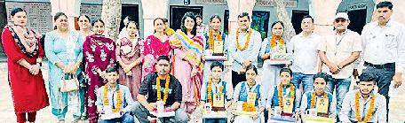मेधावी विद्यार्थियों को पुरस्कृत किया