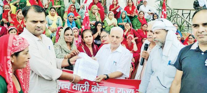 केंद्रीय ट्रेड यूनियनों ने जुलूस निकाल प्रदर्शन किया