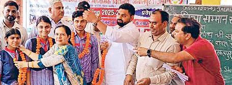 पीएम श्री स्कूल के मेधावी छात्र पुरस्कृत