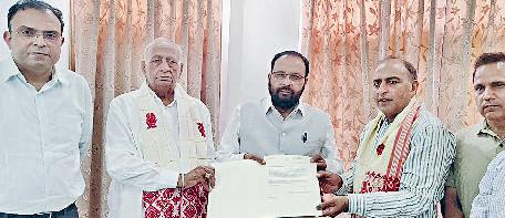 लेफ्टिनेंट विनय नरवाल के घर पहुंचकर असम के मंत्री केशव महंत ने दी भावभीनी श्रद्धांजलि