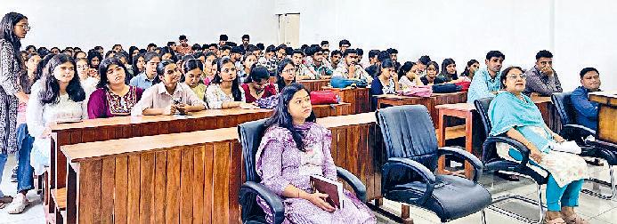 महिलाओं के कानूनी अधिकारों पर चर्चा की