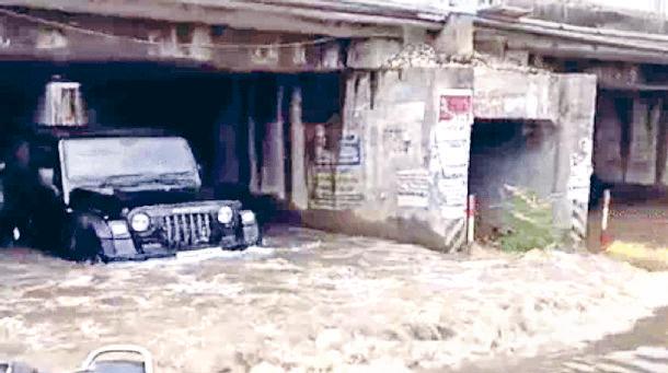 बरसात की वजह से कई रिहायशी कॉलोनियों में जलभराव, अंडरपास से निकलना हुआ दूभर