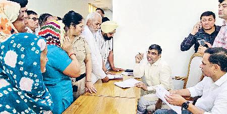 शिक्षा मंत्री महीपाल के जनता दरबार में पहुंचे सैकड़ों फरियादी