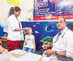 श्रीकृष्ण आयुष विश्वविद्यालय में 300 बच्चों को पिलाया स्वर्णप्राशन