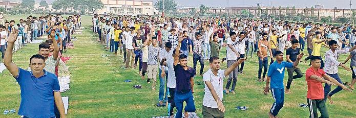 पानीपत जेल में बंदियों ने किए योगासन