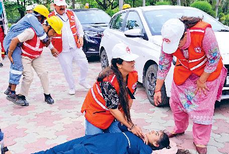 आपदा ड्रिल की शुरुआत में एयर रेड सायरन बजाकर सबको एयर स्ट्राइक की पानीपत रिफाइनरी में सिविल डिफेंस आपदा ड्रिल की