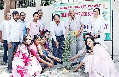 आर्य पीजी कॉलेज में पौधे रोप कर मनाया विश्व पर्यावरण दिवस
