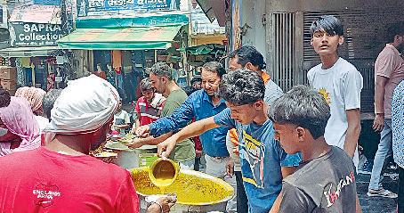 श्रीमद्भागवत कथा के समापन पर लगाया भंडारा
