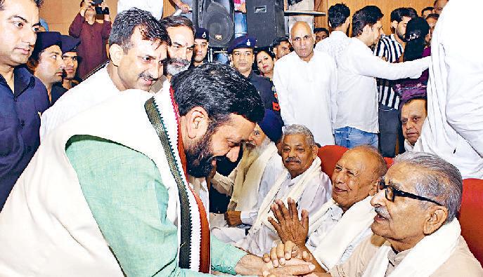 संविधान तोड़ना कांग्रेस के डीएनए में शामिल : सीएम