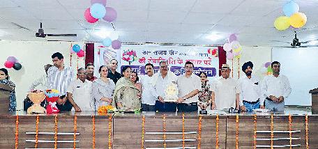 हिंदी विभाग के वरिष्ठ प्राध्यापक को 33 वर्षों की सेवा के उपरांत सेवानिवृत्ति पर विदाई दी