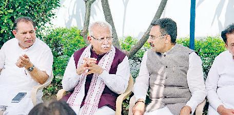 केंद्रीय मंत्री मनोहर लाल ने विधानसभा अध्यक्ष की चाची के निधन पर किया शोक व्यक्त