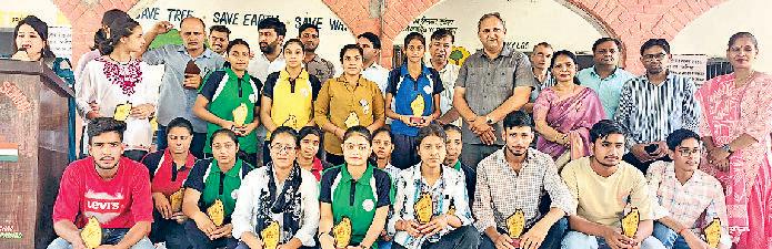 राजकीय वरिष्ठ माध्यमिक विद्यालय में डीईओ राकेश बूरा का स्वागत किया