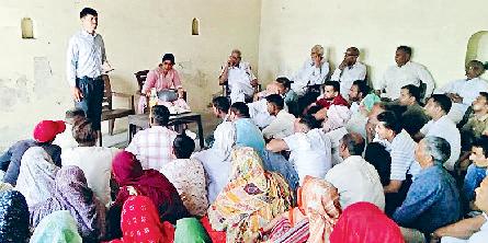 ग्रामीणों को स्वच्छता और पॉलिथीन के दुष्परिणामों के प्रति किया जागरूक दैनिक जीवन में पॉलीथिन का प्रयोग सुविधाजनक से अधिक घातक