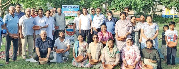 राजस्थानी परिवार ने पक्षियों के दाना-पानी को सकोरा बांटे