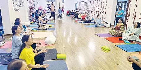 महिलाओं ने योग कर उठाया स्वास्थ्य लाभ