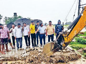 बरसात के बाद कई रिहायशी कॉलोनियों में भराव
