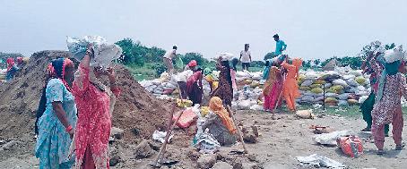 यमुना में बाढ़ को रोकने के लिए मजदूरों ने लगाए कट्टे