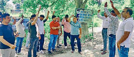 यूपी में बिजली निजीकरण के विरोध में कर्मचारियों ने किया प्रदर्शन