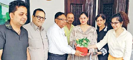 प्लास्टिक का त्याग कर पौधे रोपे : मेयर