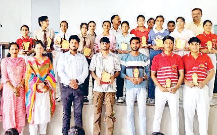मेधावी विद्यार्थी ट्रॉफी और प्रशस्ति पत्र से सम्मानित