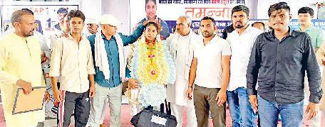 खेलो इंडिया में रिकॉर्ड बनाने वाली तमन्ना का सम्मान किया