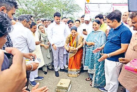 विधायक ने करोड़ों की लागत से बनने वाली सड़क व दो गलियों का किया शिलान्यास