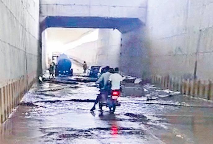 करोड़ों से बने अंडरपास से निकाला पानी, दो पहिया वाहन चालक परेशान