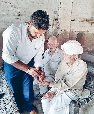 जांच के दौरान पुलिस लाइन में भी सब अस्त व्यस्त मिला फौजी कॉलोनी में मिला डेंगू का लारवा, टंकियों के ढक्कन गायब