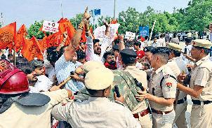 एबीवीपी सोनीपत का जोरदार प्रदर्शन अशोका प्रशाशन ने मांगा समय