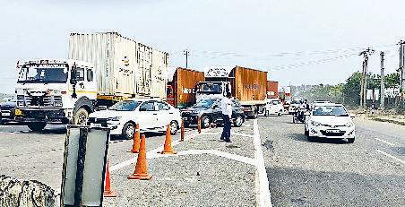 चालक लुधियाना से धागा लोड कर दिल्ली जा रहा था, घायल बस की टक्कर से कैंटर डिवाइडर से टकराया