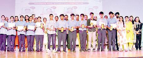 बोर्ड परीक्षाओं में उत्तीर्ण मेधावी विद्यार्थियों को किया सम्मानित