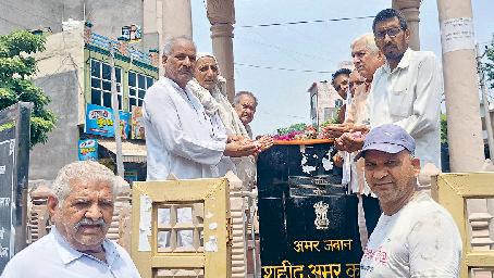 विमान हादसे में मृतकों को दी श्रद्धांजलि