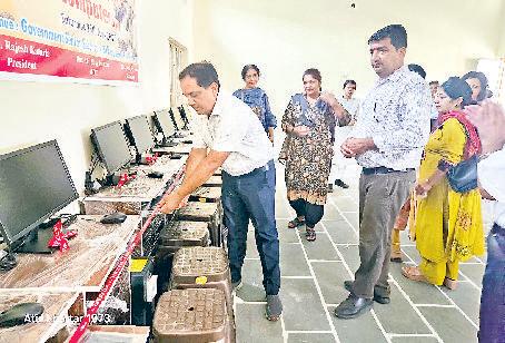 स्कूल में कंप्यूटर लैब स्थापित