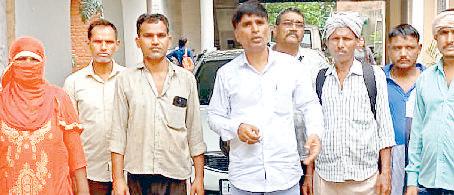 पीएमएवाई की दूसरी किस्त जारी करने की मांग को लेकर प्रदर्शन