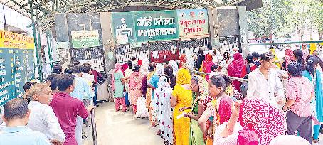 सर्वर ठप होने से नागरिक अस्पताल में मरीजों में अफरा-तफरी का माहौल