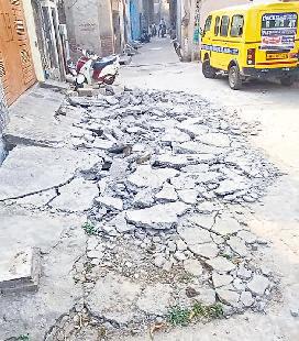 गली से मलबा न हटाने से राहगीर परेशान