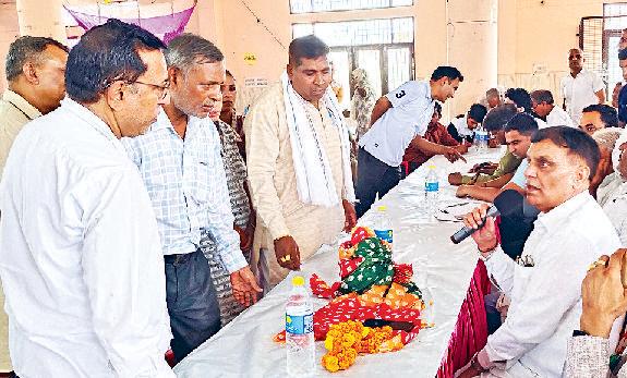 विधायक जून ने लाइनपार में दरबार लगाकर सुनीं जनता की समस्याएं, मौके पर करवाया समाधान