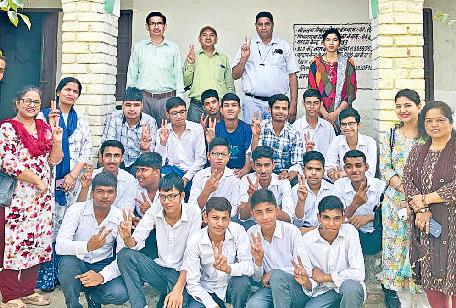 बोर्ड की परीक्षा में टॉप करने वाले विद्यार्थी सम्मानित